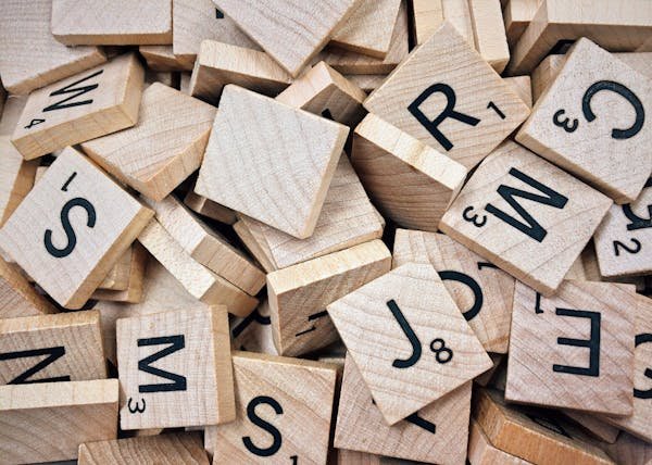 Le mot « di » au scrabble : découvrez les alternatives valides !